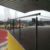 zábradlí na atletickém stadionu